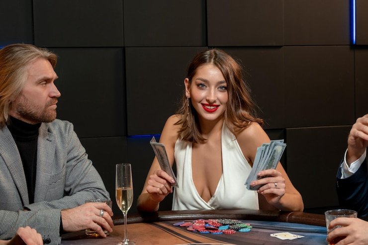 Tampilan meja Texas Hold'em Bonus di platform slotbesar dengan dealer live dan antarmuka taruhan yang jelas